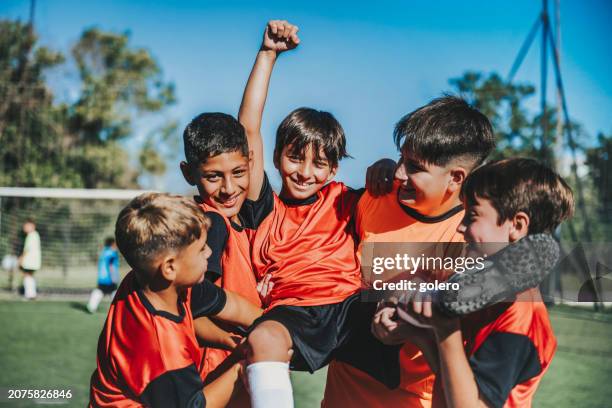 five soccer boys cheering after scoring a goal - atividade desportiva imagens e fotografias de stock