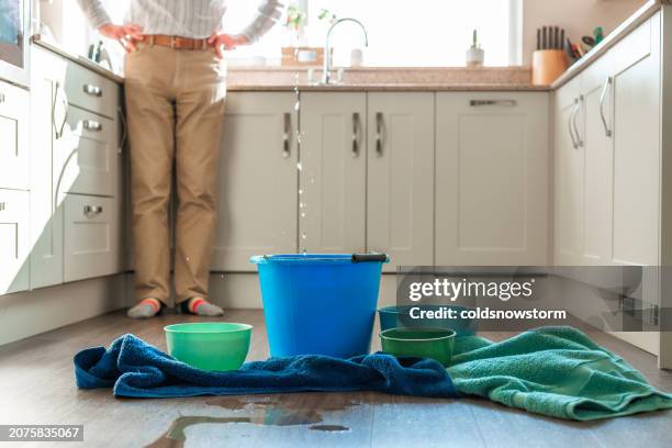 fuga de agua en la cocina - escape de líquido o gas fotografías e imágenes de stock