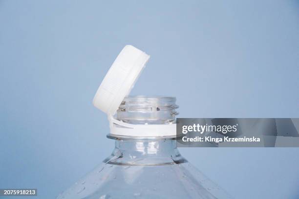 plastic bottle cap - miteinander verbunden stock-fotos und bilder