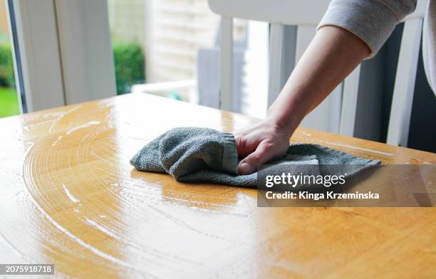 cleaning the table - spültuch stock-fotos und bilder