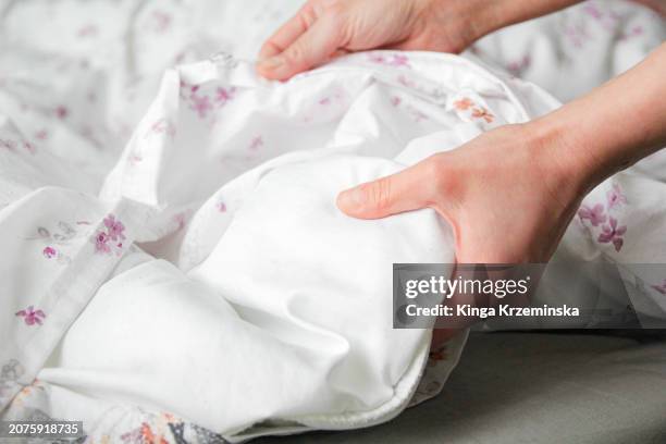 changing bedsheets - punaise photos et images de collection