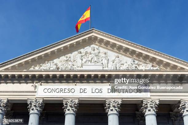 blick aus der vogelperspektive auf die hauptfassade des abgeordnetenhauses in madrid. - spanische verfassung stock-fotos und bilder