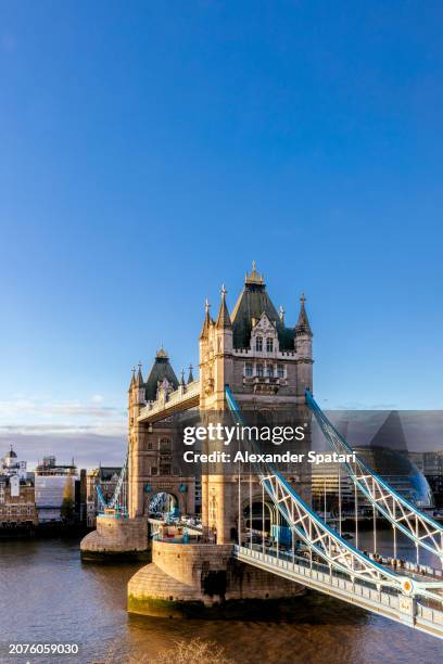 tower bridge and thames river on a sunny day with clear blue sky, london, uk - londres imagens e fotografias de stock