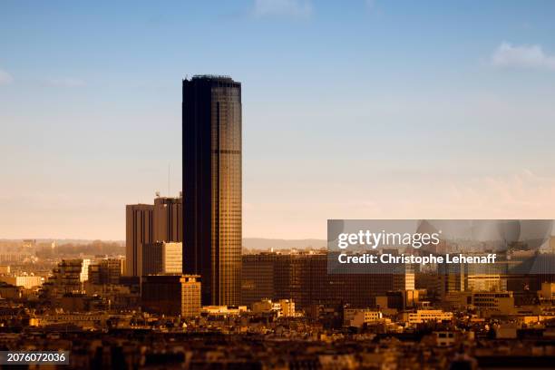 the montparnasse tower from montmartre, paris, france - tour montparnasse photos et images de collection
