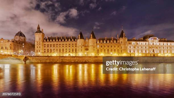 paris at night, the conciergerie, france - paris winter stock pictures, royalty-free photos & images