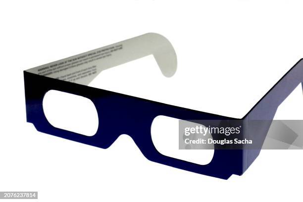 solar eclipse observation glasses - eclipse imagens e fotografias de stock