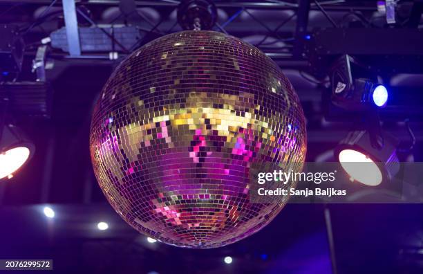 neon pink gold disco mirror ball - globo espelhado imagens e fotografias de stock