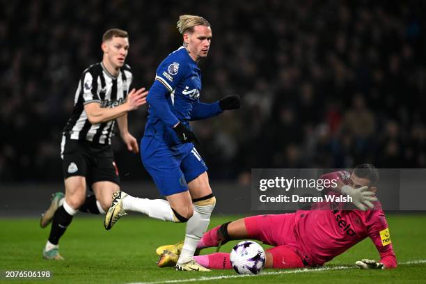 Mykhaylo Mudryk of Chelsea runs with the ball past Martin Dubravka of Newcastle United on his way to scoring his team's third goal during the Premier...