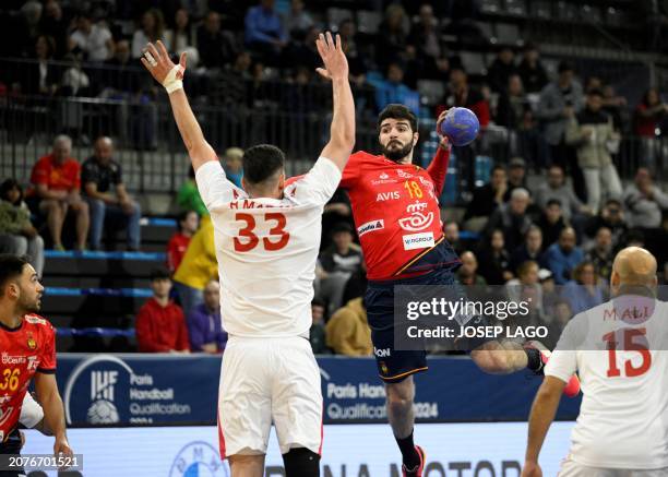 Spain's right back Imanol Garciandia Alustiza vies with Bahrain's left back Hasan Madan during the qualifying handball match for the 2024 Paris...