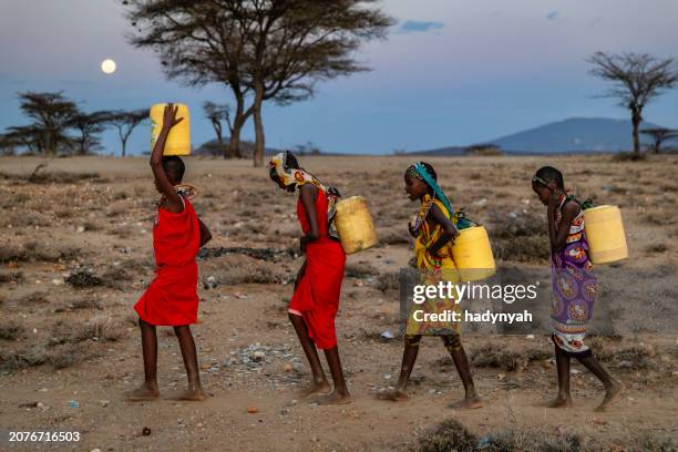 african children from samburu tribe carrying water, kenya, east africa - culture samburu photos et images de collection