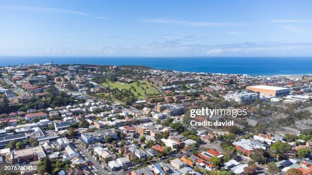 luftaufnahme über newcastle, australien, mit blick auf das meer - bundesstaat new south wales stock-fotos und bilder