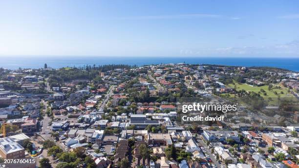 vue aérienne sur newcastle, australie, face à la mer - newcastle nouvelle galles du sud photos et images de collection