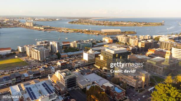 vue aérienne sur le littoral de la rivière hunter à newcastle, australie - newcastle nouvelle galles du sud photos et images de collection