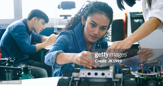 Engineering Students Collaborate on Robotics Project Engineering Students Collaborate on Robotics Project