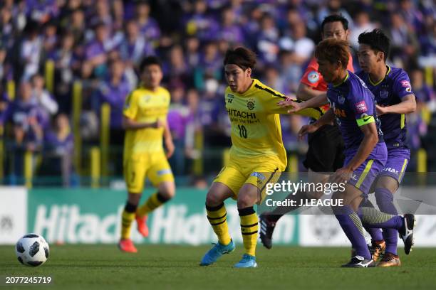 Ataru Esaka of Kashiwa Reysol controls the ball against Toshihiro Aoyama and Hayao Kawabe of Sanfrecce Hiroshima during the J.League J1 match between...