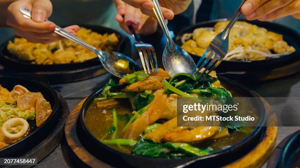 closeup of young asian female friends tourist enjoy eating street food on the street at night market in bangkok, thailand. holiday vacation trip. - província de bangkok - fotografias e filmes do acervo