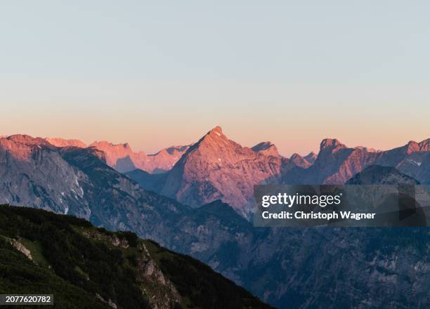 sonnenuntergang in den bergen - wetterstein mountains stock pictures, royalty-free photos & images