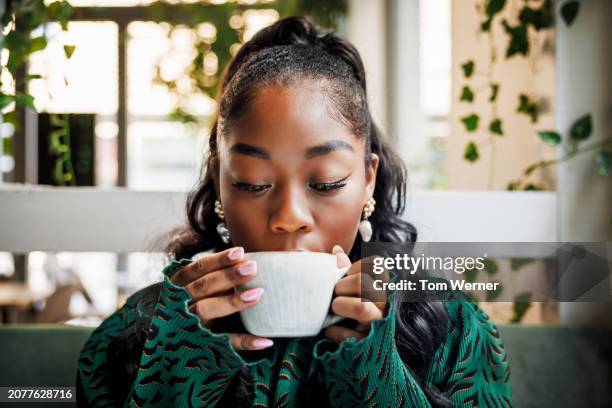 enjoying a warm beverage - chica-tomando-cafe fotografías e imágenes de stock