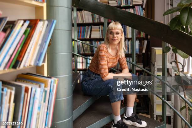 retiro de la biblioteca - alumno de último año de educación secundaria fotografías e imágenes de stock
