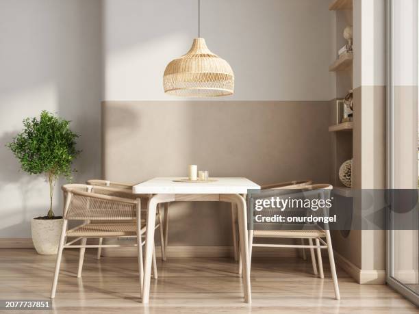 modernes esszimmer mit esstisch, stühlen, zimmerpflanze und korblampe - skandinavische kultur stock-fotos und bilder