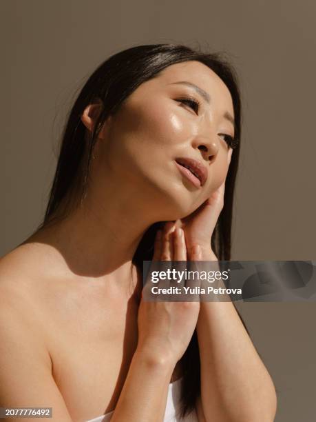 portrait of a woman with clear skin, natural beauty - koreanischer abstammung stock-fotos und bilder