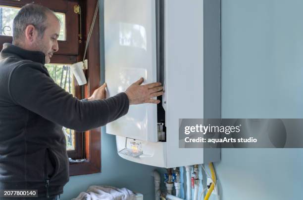 servizio di caldaia per riscaldamento a gas a casa - bollitore foto e immagini stock