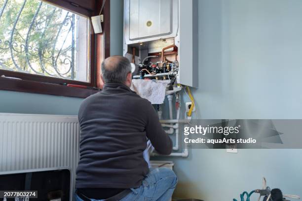 servizio di caldaia per riscaldamento a gas a casa - broken boiler foto e immagini stock