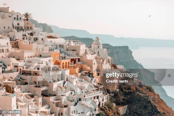 schöne stadtansicht stadt thira auf der insel santorini, griechische inseln griechenlands - fira stock-fotos und bilder