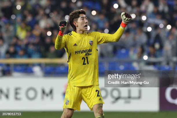 Jo Hyeon-woo of Ulsan Hyundai celebrates the team's 2-1 aggregate victory following the 1-0 win in the AFC Champions League quarter final second leg...