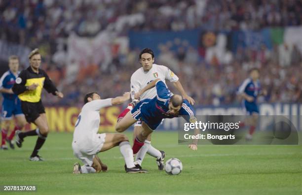 Italy footballers Mark Iuliano and Alessandro Nesta in action against France footballer Zinedine Zidane during the UEFA Euro 2000 final between...