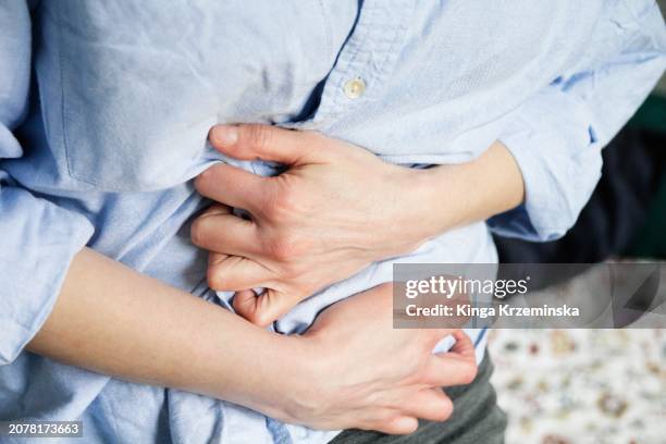 pain - buikpijn stockfoto's en -beelden