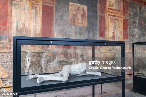 cast of a body killed by the volcanic eruption in pompeii, italy - pompeya fotografías e imágenes de stock