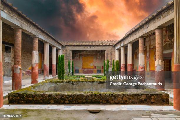 inner courtyard of a roman villa in pompeii, italy - pompeya fotografías e imágenes de stock