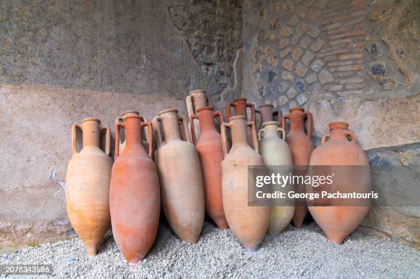 roman pots found in pompeii, italy - amphore photos et images de collection