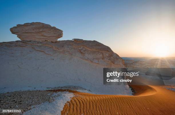 puesta de sol en el parque nacional del desierto blanco del sáhara occidental en egipto - norte de áfrica - desierto libio fotografías e imágenes de stock