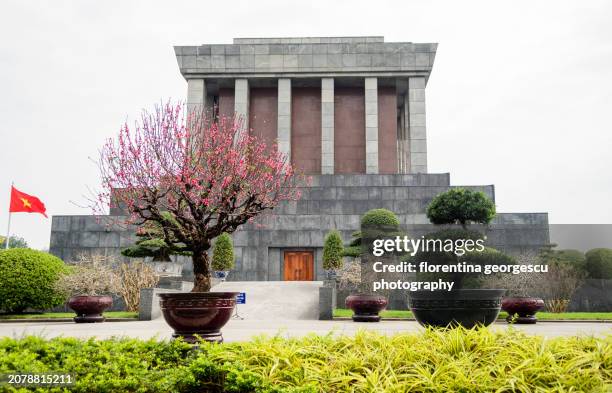 the imposing, heavy grey structure of the ho chi minh mausoleum, hanoi, vietnam - ho chi minh mausoleum stock-fotos und bilder