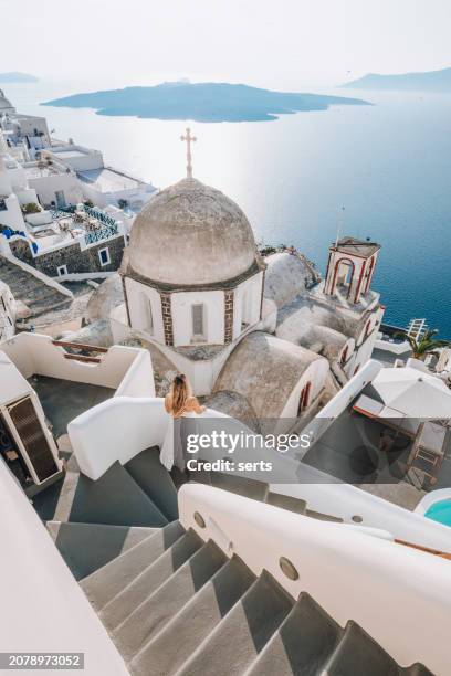 junge frau reist gerne und schaut sich die aussicht in santorini, griechenland an - insel santorin stock-fotos und bilder