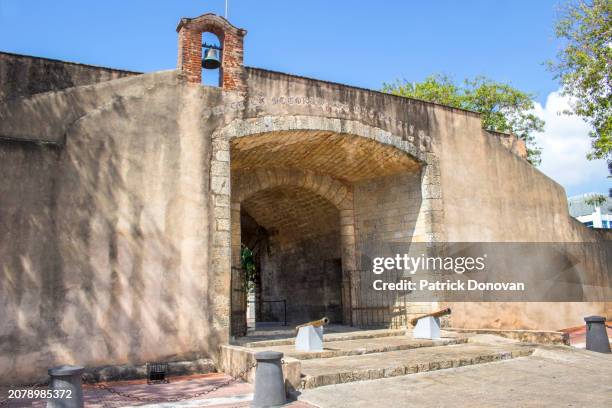 puerta del conde, santo domingo, dominican republic - spanish-colonial-architecture stock pictures, royalty-free photos & images