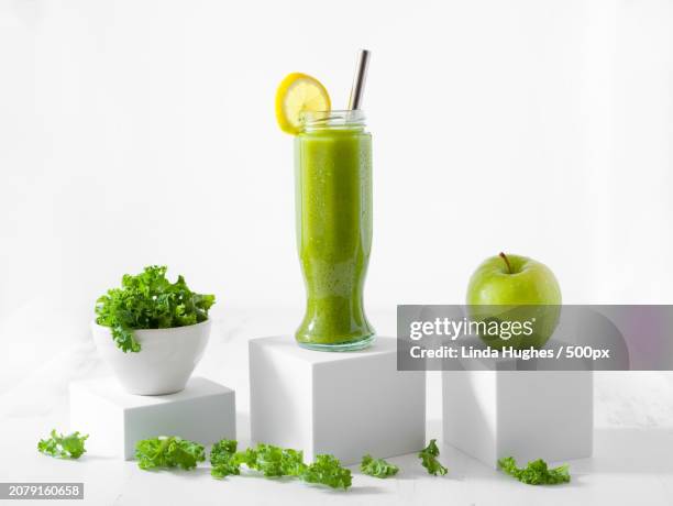 close-up of drink and fruits on table against white background,aldie,virginia,united states,usa - smoothie close up textfreiraum stock-fotos und bilder