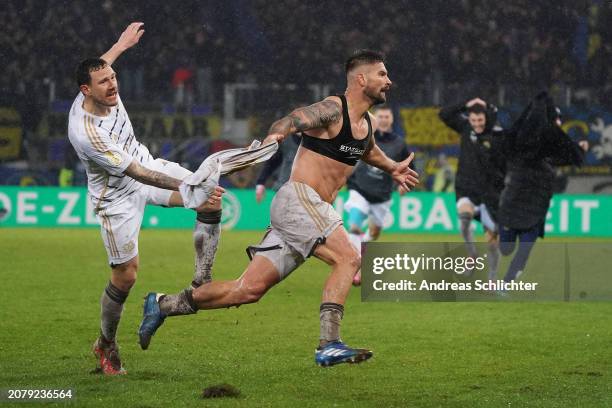 Kai Bruenker of 1. FC Saarbruecken celebrates scoring his team's second goal during the DFB cup quarterfinal match between 1. FC Saarbrücken and...