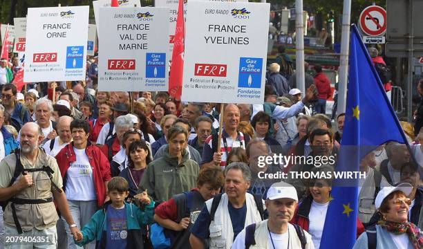 Des personnes venues d'Ile de France défilent, le 30 septembre 2001 dans les rues de Strasbourg, lors du rassemblement des participants à...