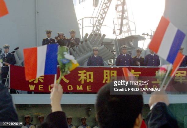 Le croiseur lance-missiles chinois Shenzhen entre dans le port de Brest, le 04 octobre 2001, pour une escale de quatre jours dans le cadre de la...