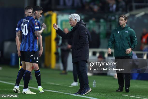 Gian Piero Gasperini of Atalanta Bc and Gianluca Scamacca during the UEFA Europa League 2023/24 round of 16 second leg match between Atalanta and...