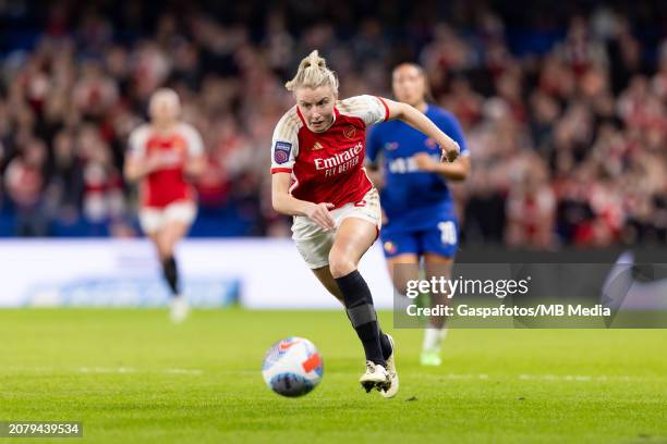 Leah Williamson of Arsenal Women in action during the Barclays Women's Super League match between Chelsea FC and Arsenal FC at Stamford Bridge on...