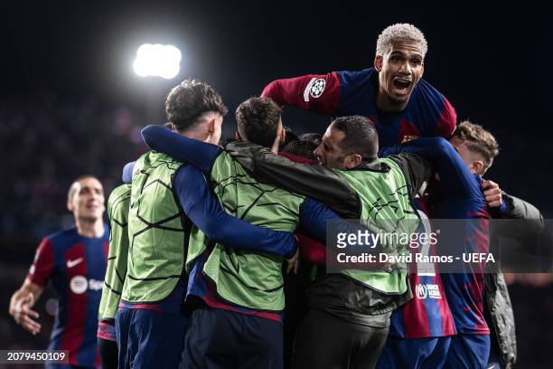 Ronald Araujo of FC Barcelona celebrates with teammates after Robert Lewandowski of FC Barcelona scored his team's third goal during the UEFA...