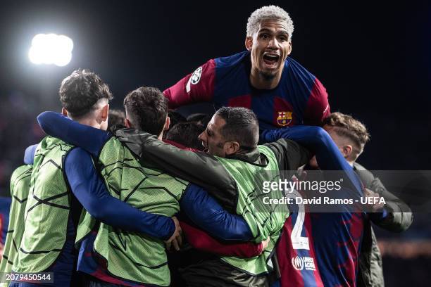 Ronald Araujo of FC Barcelona celebrates with teammates after Robert Lewandowski of FC Barcelona scored his team's third goal during the UEFA...
