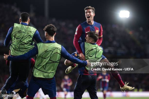 Sergi Roberto of FC Barcelona celebrates with teammates after Robert Lewandowski of FC Barcelona scored his team's third goal during the UEFA...