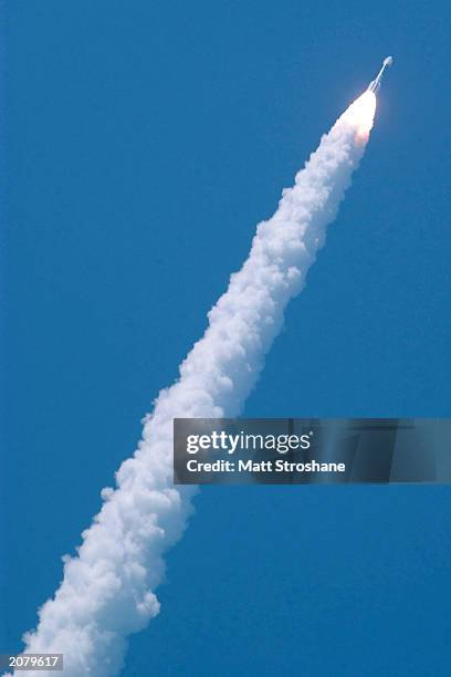 rocket transporting mars rover blasts off - rocket foto e immagini stock