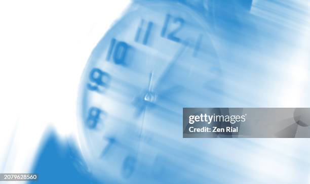 distorted image of a blue clock with motion blur - correr contra o tempo imagens e fotografias de stock