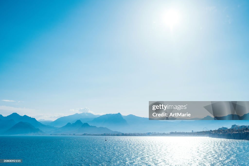 Vista da paisagem do mar e das montanhas perto de Antalya, Turquia